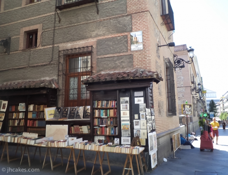 Könyvesbolt a Calle Arendalnál San Gines felé. A zöld keresz a szállodám mellett :).
